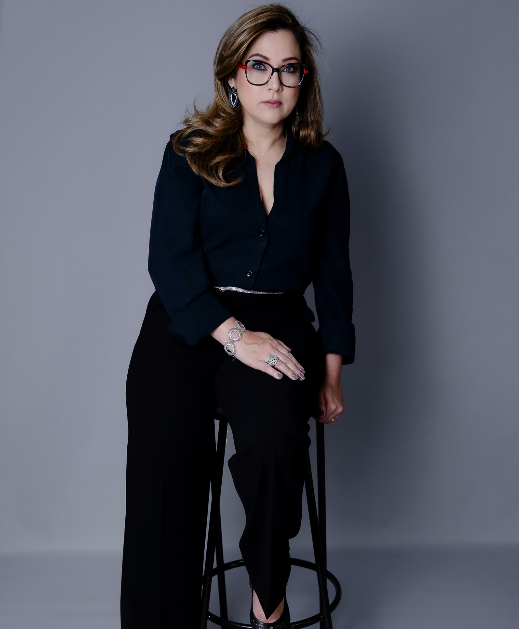 Advogada sentada no banco