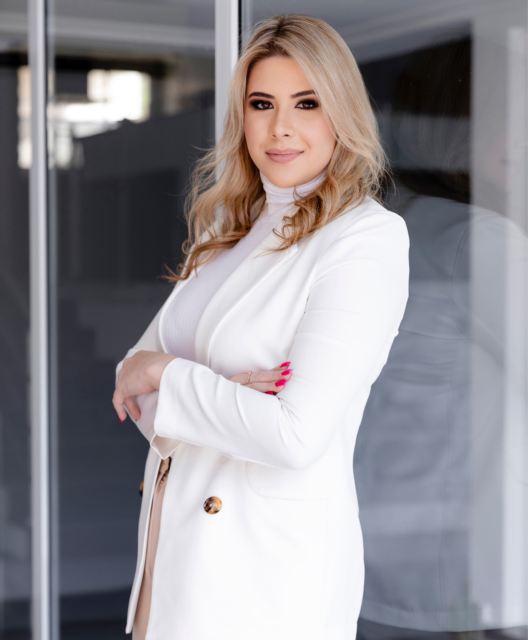 Advogada sentada no banco